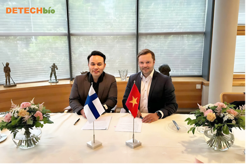 Hua Trung Hieu (left), Director of the Infant Formula Project, signs the distribution agreement for Vallac and Pitelac products at the headquarters of Valio Group (Finland).