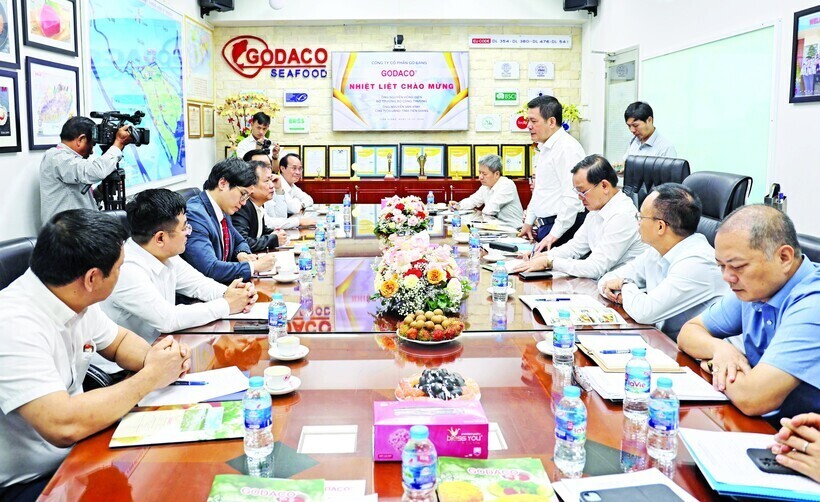 A delegation from the Ministry of Industry and Trade, led by Minister Nguyễn Hồng Di&ecirc;n, worked to resolve challenges faced by G&ograve; Đ&agrave;ng Seafood Joint Stock Company (Tiền Giang) in July 2024.