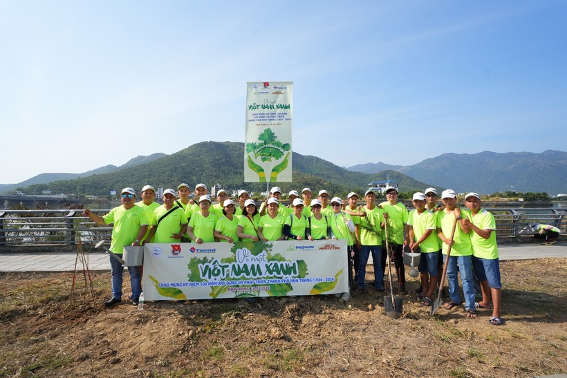 IMP accompanies the Nha Trang City People's Committee in implementing a tree planting initiative. Photo: Imexpharm