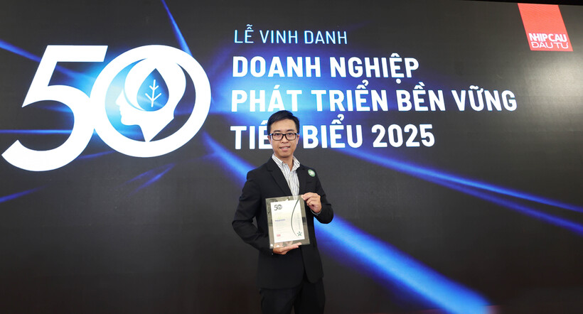 Nguyen Quoc Huy, Deputy Head of Communications and Branding Department at Imexpharm, represents the company in receiving the CSA 2025 commemorative plaque. Photo: Imexpharm