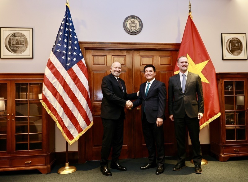 The historic trilateral negotiation session between Minister Nguyen Hong Dien, U.S. Secretary of Commerce Howard Lutnick, and Ambassador Jamieson Greer, U.S. Trade Representative, took place on June 12, 2025.