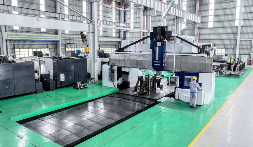 Double-column, 5-face CNC milling machine at the Precision Mechanics & Mold Plant