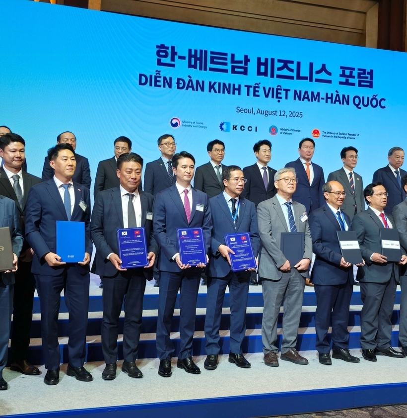 Dunamu CEO Oh Kyoung-suk (front row, left) and MB Bank Chair Luu Trung Thai (fourth from left) pose during the Korea-Vietnam Business Forum held in Seoul on Tuesday. (Dunamu)