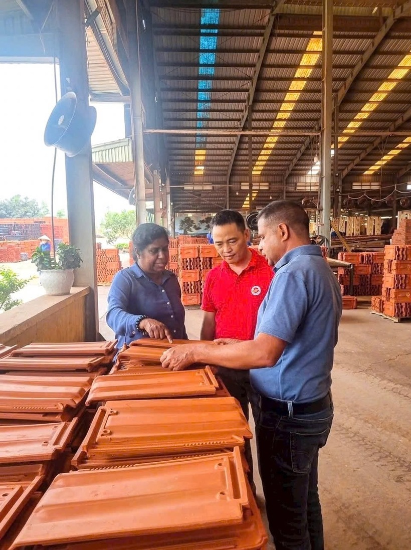 Business partners from Sri Lanka visited the Dat Viet Pottery Joint Stock Company Group in Binh Khe Ward, Quang Ninh Province. Photo: Thu Anh