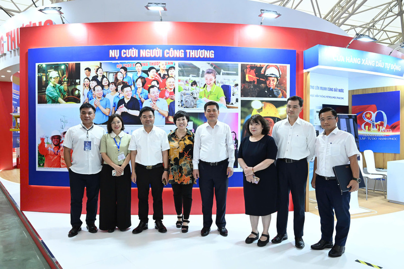 Minister Nguyen Hong Dien took a group photo with the delegates during the inspection on August 26.