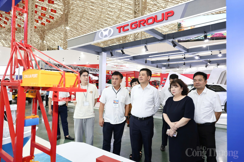 Minister Nguyen Hong Dien highly appreciated the design and construction work of the exhibition space showcasing 80 years of achievements in the Industry and Trade sector.