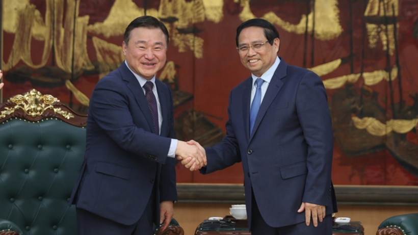Prime Minister Pham Minh Chinh (R) and acting head of Samsung Electronics' Device Experience Division Roh Tae Moon, Hanoi, August 26, 2025.