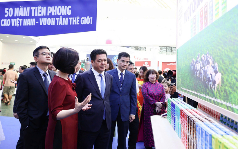 Minister of Industry and Trade Nguyen Hong Dien visited Vinamilk's exhibition area.