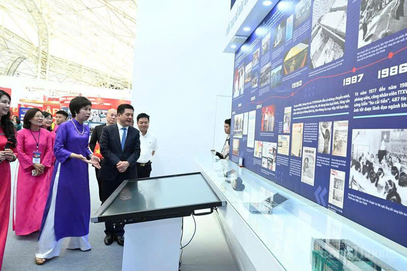 Minister of Industry and Trade Nguyen Hong Dien visits the exhibition area of ​​Vietnam News Agency