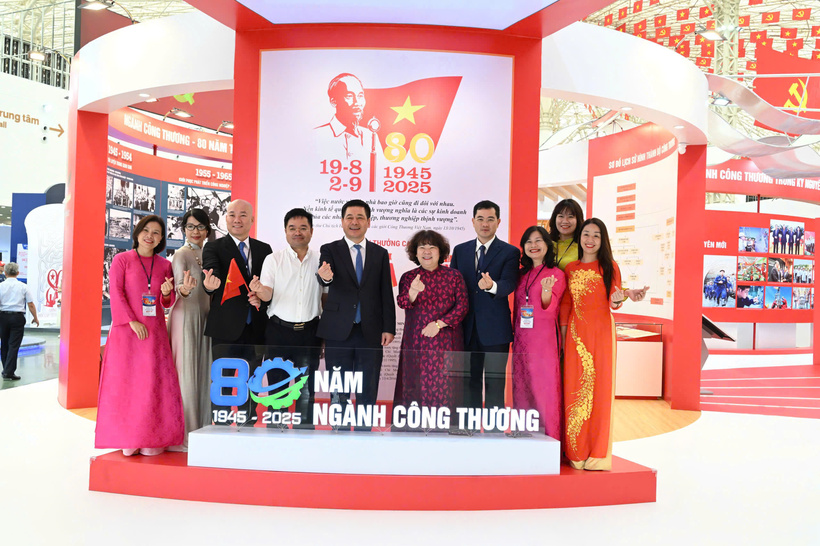 Minister of Industry and Trade Nguyen Hong Dien visited the exhibition space "80 years of Industry and Trade growing with the country"