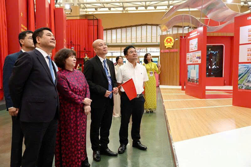 Minister of Industry and Trade Nguyen Hong Dien visited the exhibition space "80 years of Industry and Trade growing with the country"