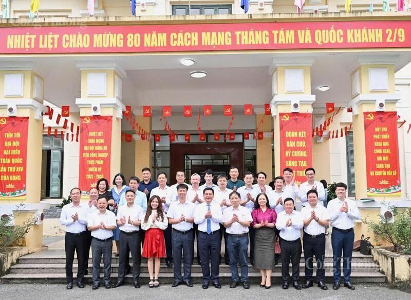 Minister Nguyen Hong Dien, leaders of the Departments, Divisions, Institutes under the Ministry and leaders of the Institute of Food Industry took a souvenir photo. Photo: Can Dung