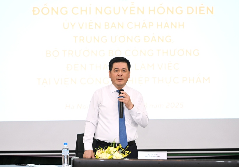 Minister of Industry and Trade Nguyen Hong Dien chaired the meeting. Photo: Can Dung