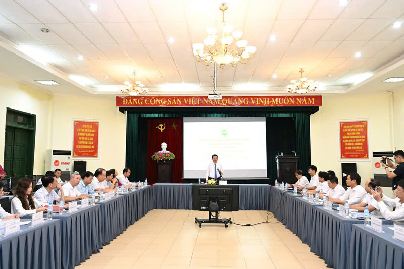 On the afternoon of August 29, Minister of Industry and Trade Nguyen Hong Dien had a working session with the Institute of Food Industry.