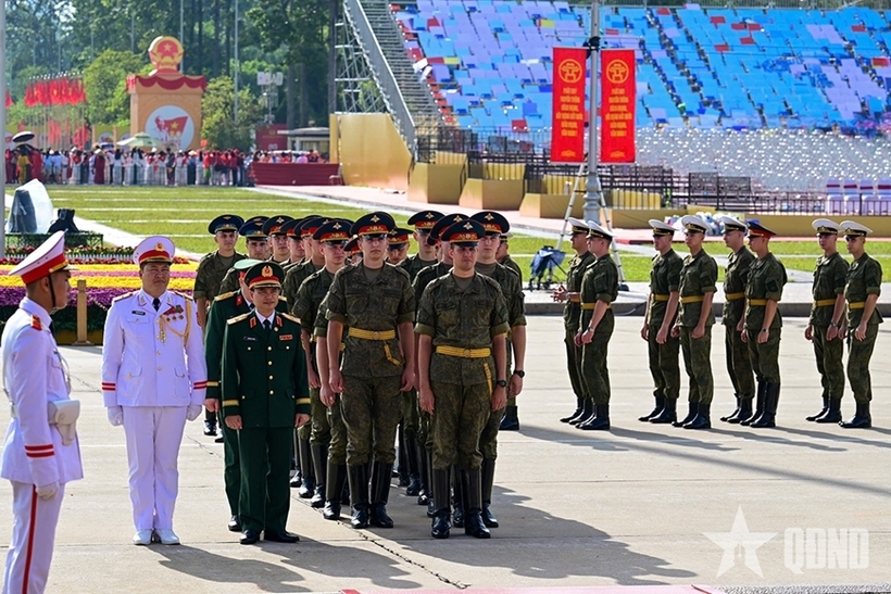 The delegation of the Armed Forces of the Russian Federation paid tribute to President Ho Chi Minh at his Mausoleum. Pictures: People's Army Newspaper