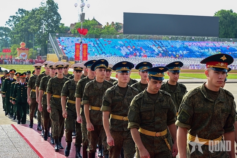 The delegation of the Armed Forces of the Russian Federation paid tribute to President Ho Chi Minh at his Mausoleum. Pictures: People's Army Newspaper