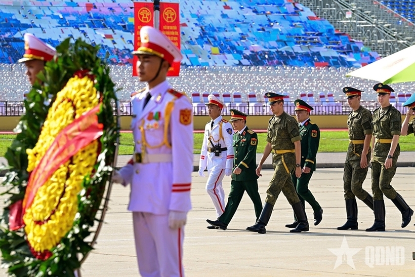The delegation of the Armed Forces of the Russian Federation paid tribute to President Ho Chi Minh at his Mausoleum. Pictures: People's Army Newspaper