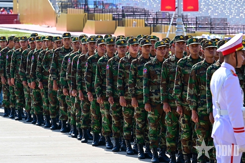 The delegation of the Royal Cambodian Armed Forces paid tribute to President Ho Chi Minh at his Mausoleum. Picture: People's Army Newspaper