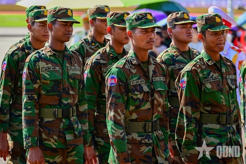 The delegation of the Royal Cambodian Armed Forces paid tribute to President Ho Chi Minh at his Mausoleum. Picture: People's Army Newspaper