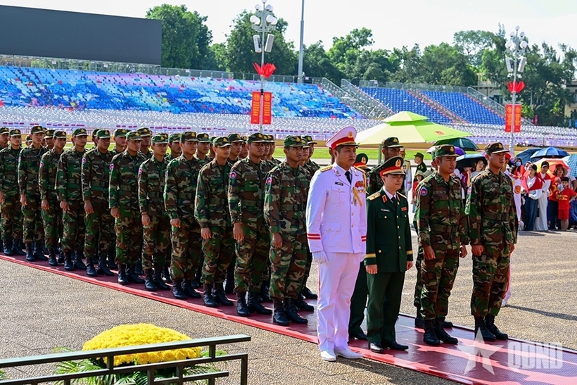 The delegation of the Royal Cambodian Armed Forces paid tribute to President Ho Chi Minh at his Mausoleum. Picture: People's Army Newspaper
