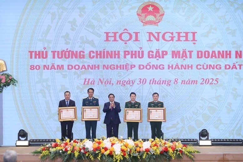 The Prime Minister presented the First- and Second-Class Military Merit Orders and the Second-Class Labor Order to four outstanding enterprises (Viettel Group, MB Bank, Army Corps 18 under the Ministry of National Defense, and EVN Group).