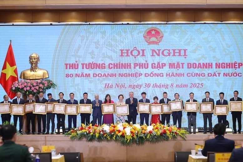 President of the Vietnam Fatherland Front Central Committee Do Van Chien and Permanent Deputy Prime Minister Nguyen Hoa Binh presented awards to exemplary enterprises.