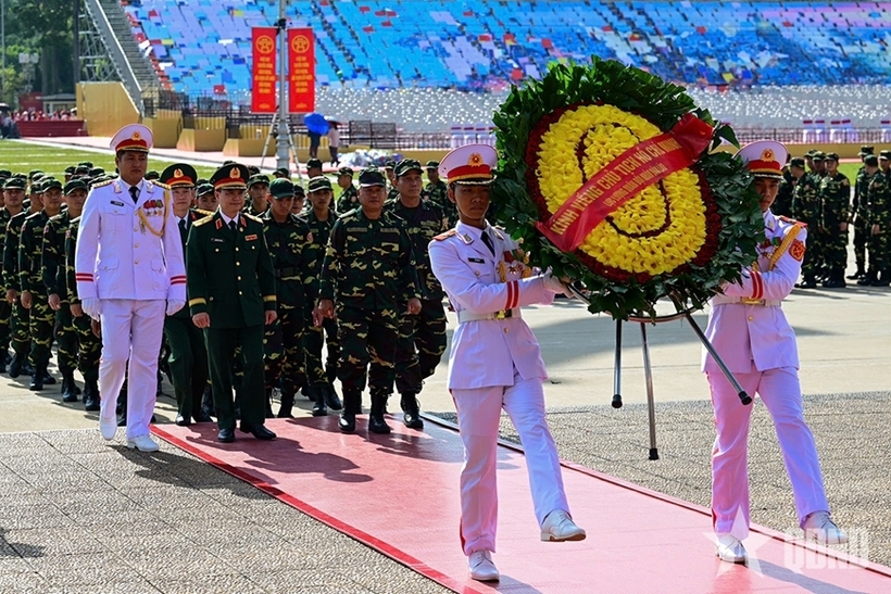 The delegation of the Lao People’s Army paid tribute to President Ho Chi Minh at his Mausoleum. Picture: People's Army Newspaper
