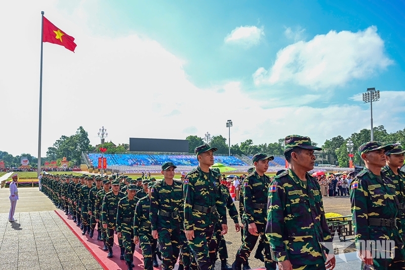 The delegation of the Lao People’s Army paid tribute to President Ho Chi Minh at his Mausoleum. Picture: People's Army Newspaper
