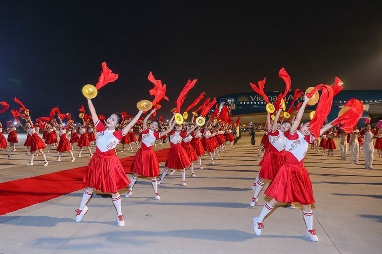 Children's singing and dancing performance welcoming Prime Minister Pham Minh Chinh and the Vietnamese delegation at Tan Hai airport, Tianjin city - Photo: VGP/Nhat Bac