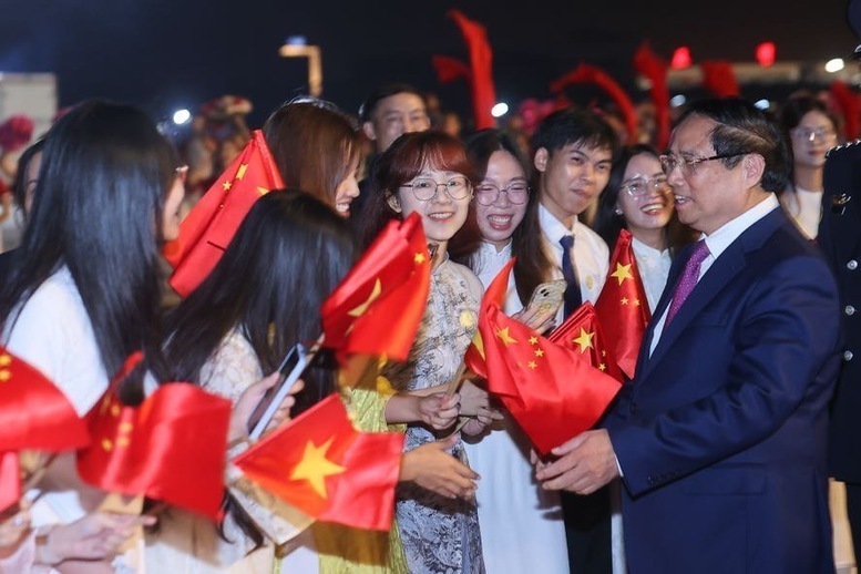Officials and staff of the Vietnamese Embassy in China and representatives of the Vietnamese community in China happily welcomed the Prime Minister - Photo: VGP/Nhat Bac