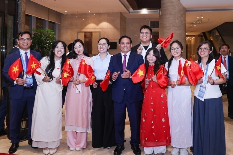 Officials and staff of the Vietnamese Embassy in China and representatives of the Vietnamese community in China happily welcomed the Prime Minister - Photo: VGP/Nhat Bac