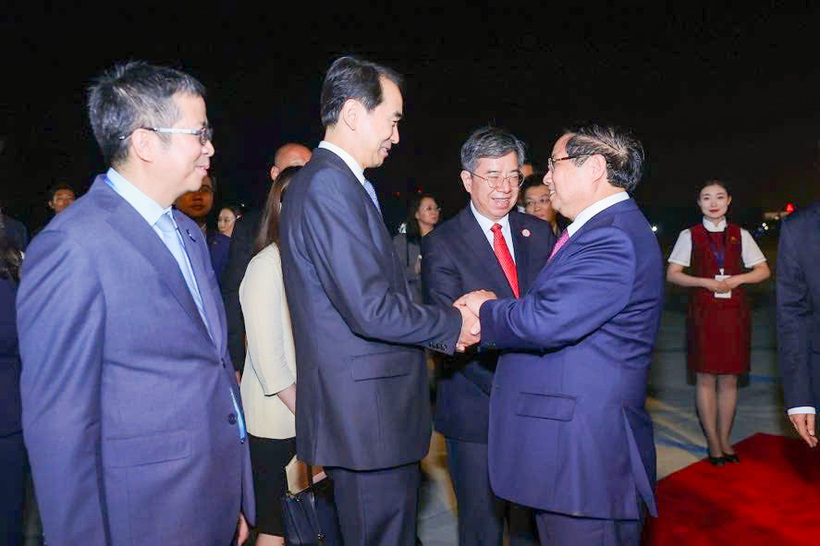 Welcoming Prime Minister Pham Minh Chinh and the Vietnamese delegation at the airport were Chinese Minister of Transport Liu Wei; Chairman of the Standing Committee of the Tianjin Municipal People's Congress Yu Yunlin; Vietnamese Ambassador to China Pham Thanh Binh - Photo: VGP/Nhat Bac