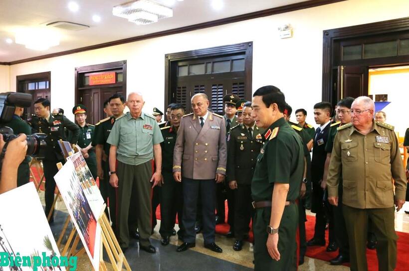General Phan Van Giang and delegates visit the photo exhibition marking the 80th anniversary of the August Revolution and National Day.