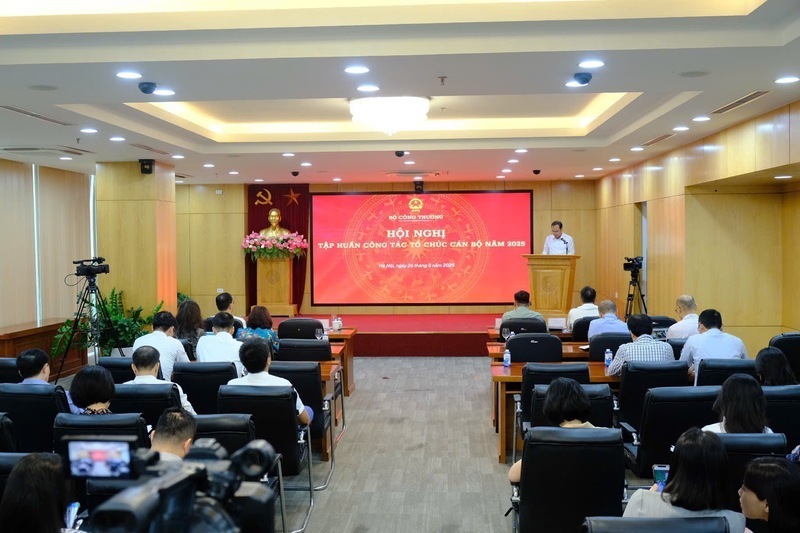 The Ministry of Industry and Trade regularly organizes training sessions to improve the qualifications of its staff.