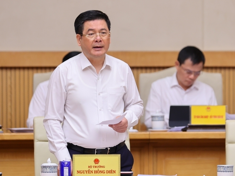 Minister of Industry and Trade Nguyen Hong Dien speaks at the meeting. Photo: VGP/Nhat Bac