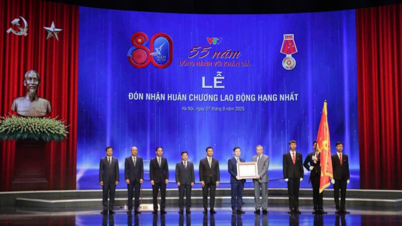 Party General Secretary To Lam presents the first-class labor order to Vietnam television.