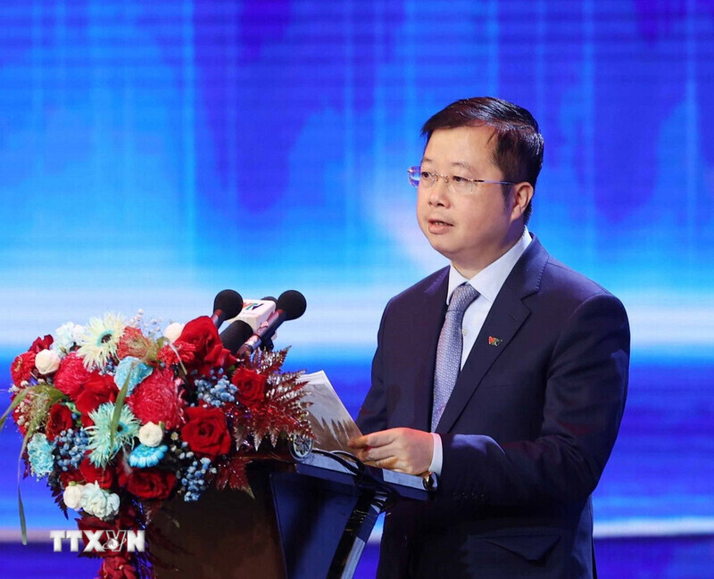 Nguyen Thanh Lam, General Director of Vietnam Television, delivers a speech at the ceremony.