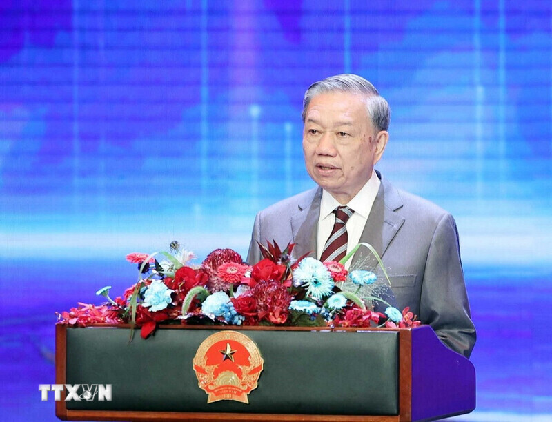 Party General Secretary To Lam delivers a speech at the ceremony.