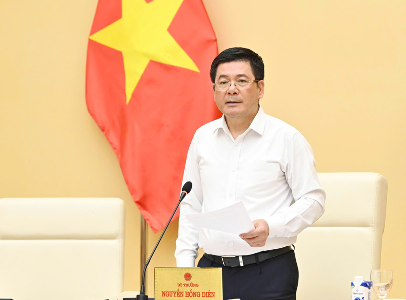 Minister Nguyen Hong Dien speaks at the meeting.