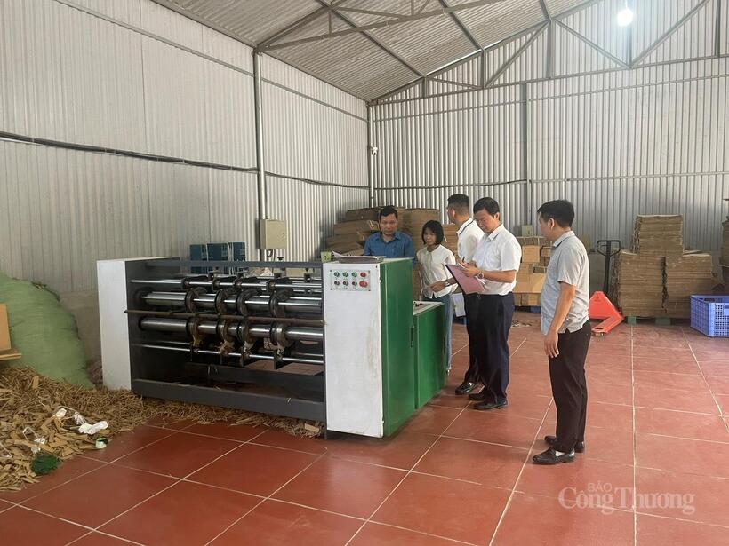 Thai Nguyen’s Department of Industry and Trade inspects equipment supported by industrial promotion funds.