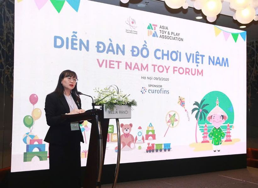 Ms. Vuong Thi Minh Hieu, Deputy Director General of the Foreign Investment Agency (Ministry of Finance), speaks on Vietnam’s investment environment.
