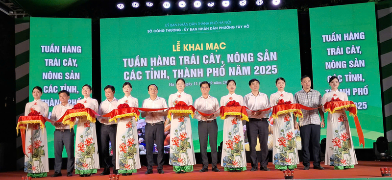 Delegates cut the ribbon to open the week. Photo: NH