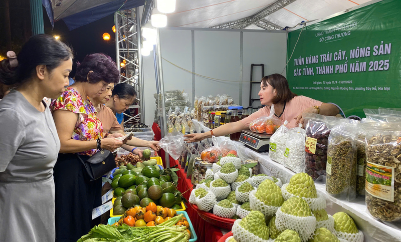 The week attracts a large number of customers to visit and shop. Photo: NH