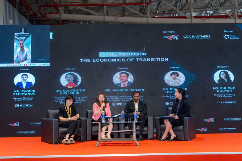 The Economics of Transition Panel discussion with Dr. Dieu Trinh, Deputy General Director Department of Debt & Foreign economic relation, MoF; Mr. Avinash Ranjan, Investment Officer - IFC Singapore; Mr. Evgeni Zapryanov, General Manager - Evonik Vietnam and Mrs. Pham Thi Thu Thanh, Deputy General Director - Visingpack