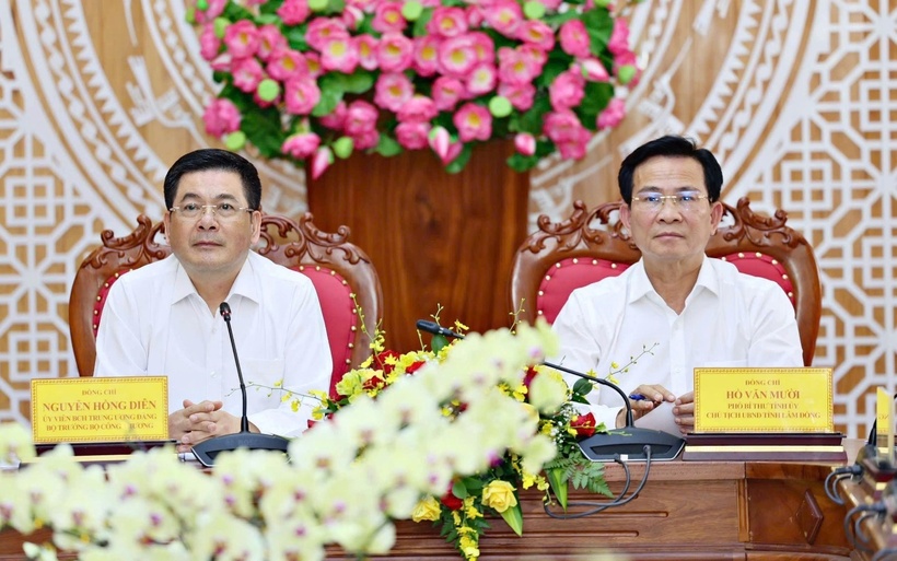 Minister of Industry and Trade Nguyen Hong Dien and Ho Van Muoi, Chairman of the Lam Dong Provincial People’s Committee.