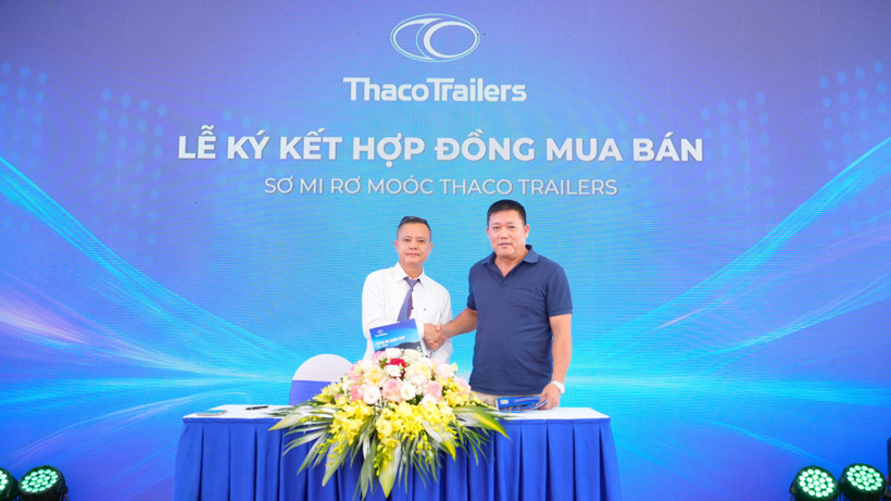 Customers signing purchasing contracts for Thaco Trailers’ semi-trailers at the event.