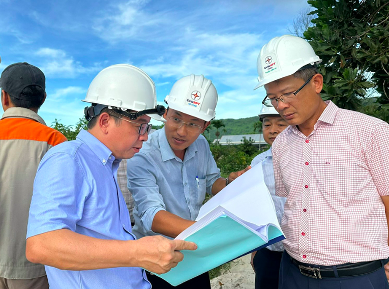 The EVNNPT General Director inspects and urges Chan May 220kV Substation Project.