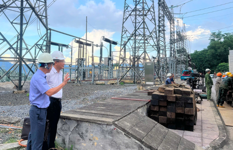 EVNNPT leaders inspect the Hoa Binh 500kV Transformer Station project.