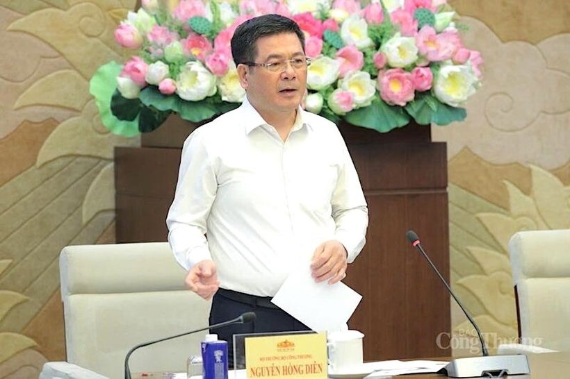 Minister Nguyen Hong Dien clarified the issues raised by delegates.