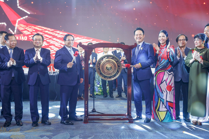The Prime Minister and leaders of the Young Entrepreneurs Association performed the gong-beating ceremony, certifying the commitment to action, officially launching a new phase of the Vietnamese private economic sector.